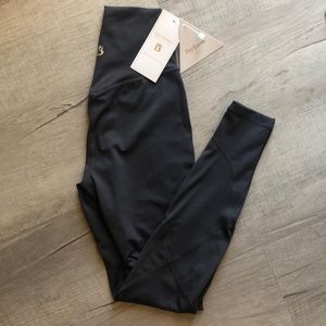 NWT Grey Buffbunny Leggings 🌪